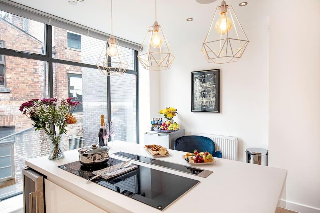 City Superhost: Luxury Deansgate Townhouse Манчестър Екстериор снимка
