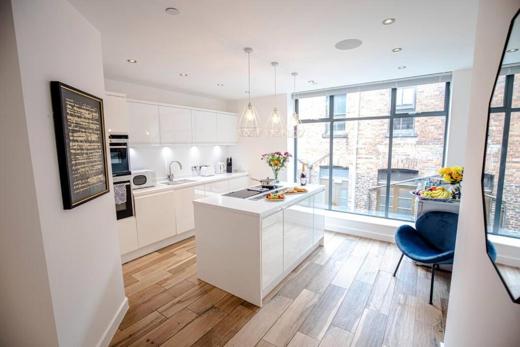 City Superhost: Luxury Deansgate Townhouse Манчестър Екстериор снимка