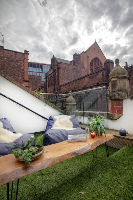 City Superhost: Luxury Deansgate Townhouse Манчестър Екстериор снимка