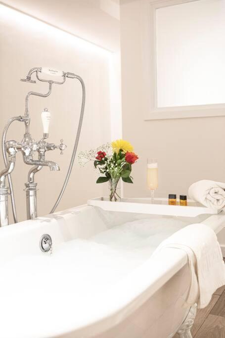 City Superhost: Luxury Deansgate Townhouse Манчестър Екстериор снимка