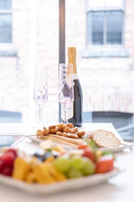City Superhost: Luxury Deansgate Townhouse Манчестър Екстериор снимка