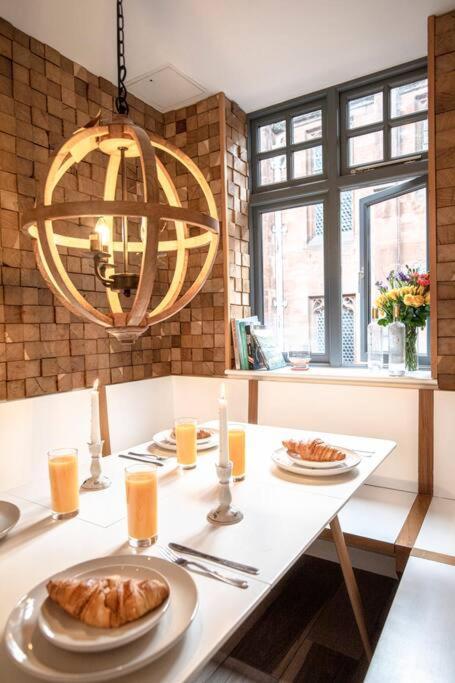 City Superhost: Luxury Deansgate Townhouse Манчестър Екстериор снимка