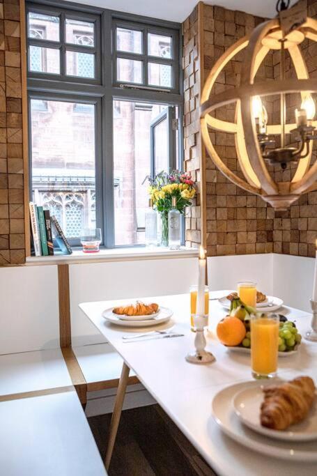 City Superhost: Luxury Deansgate Townhouse Манчестър Екстериор снимка
